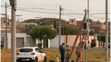 O radar de velocidade da Avenida das Nações, que havia sido danificado no início do mês de março após ser derrubado por uma caminhonete em um acidente ocorrido no local, foi reinstalado.