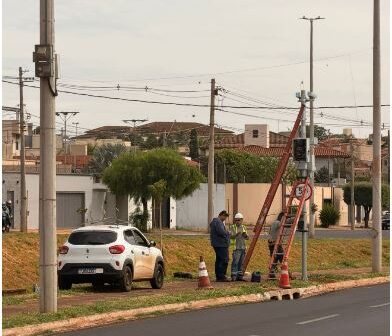 O radar de velocidade da Avenida das Nações, que havia sido danificado no início do mês de março após ser derrubado por uma caminhonete em um acidente ocorrido no local, foi reinstalado.