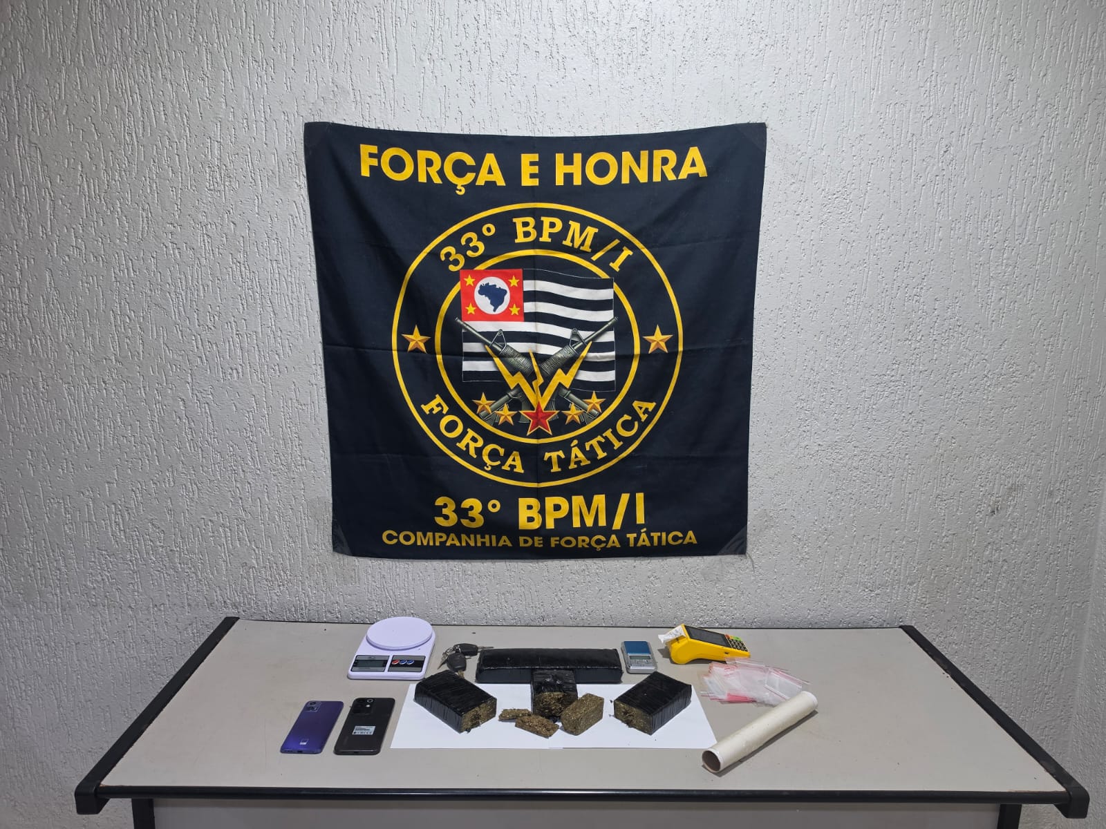 Polícia Militar detém dois e apreende mais de 2 kg de maconha