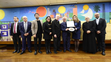 Jornalista Monteiro Neto recebeu a homenagem em nome da Rede Vida, ao lado de parlamentares, autoridades religiosas e convidados (Mozart Gomes| Rede Câmara SP)