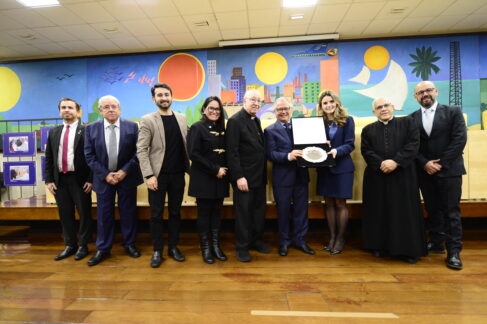 Jornalista Monteiro Neto recebeu a homenagem em nome da Rede Vida, ao lado de parlamentares, autoridades religiosas e convidados (Mozart Gomes| Rede Câmara SP)