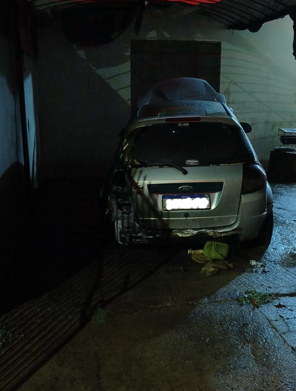 Bombeiros são acionados em incêndio em veículo no Derby Clube