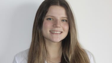 Carolina Bueno Colombo, estudante do 1º período do curso de medicina da FACISB, orientada pela profª Fabiana Albani Zambuzi Roberto Vacinas também são “coisas de adulto”