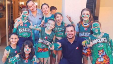 Gardênia posa ao lado de algumas alunas da querida turma do 4º ano A