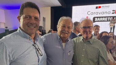 Trio  em momento de reencontro