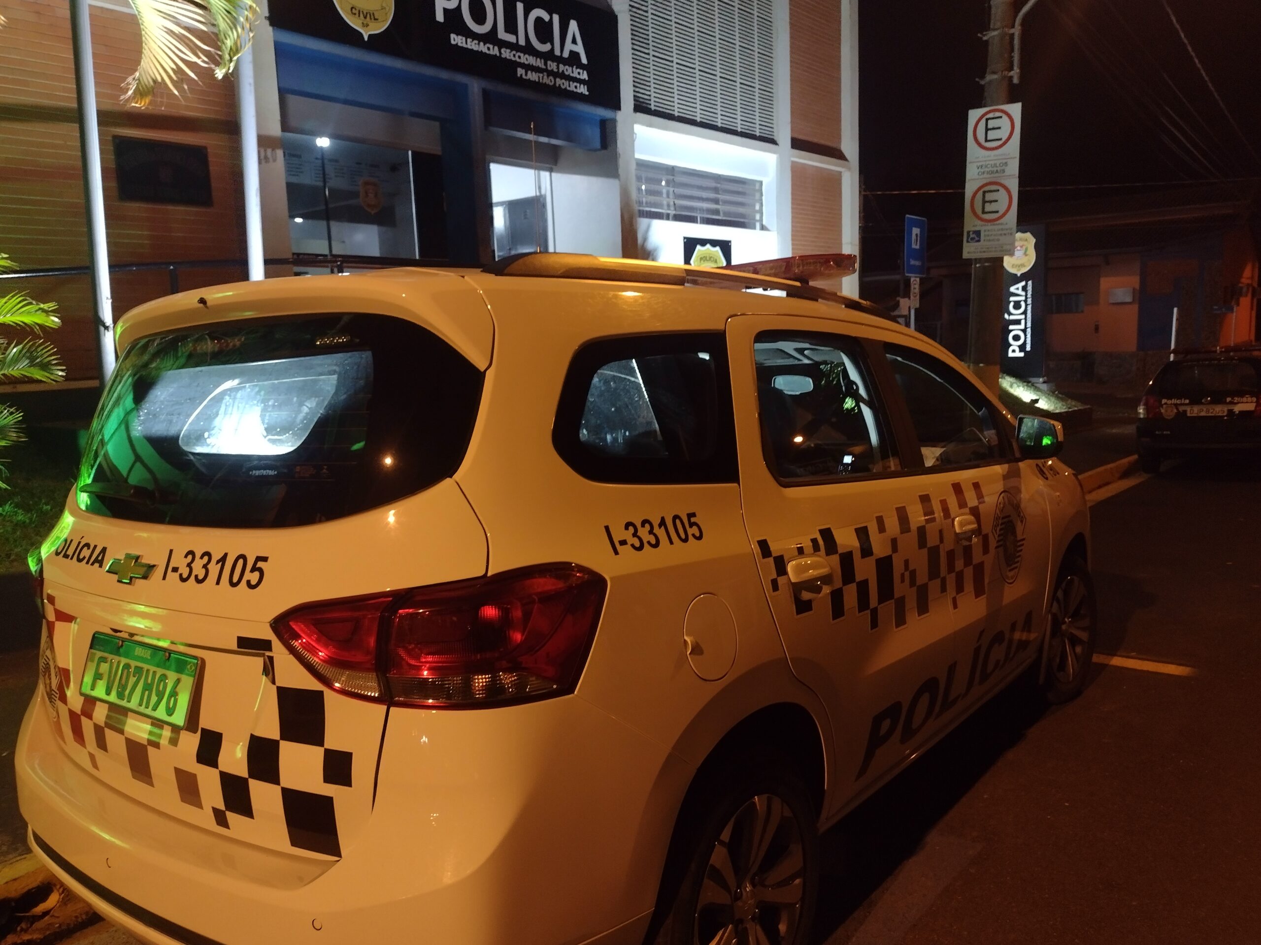 Condutor suspeito de embriaguez foge após acidente em alça de acesso