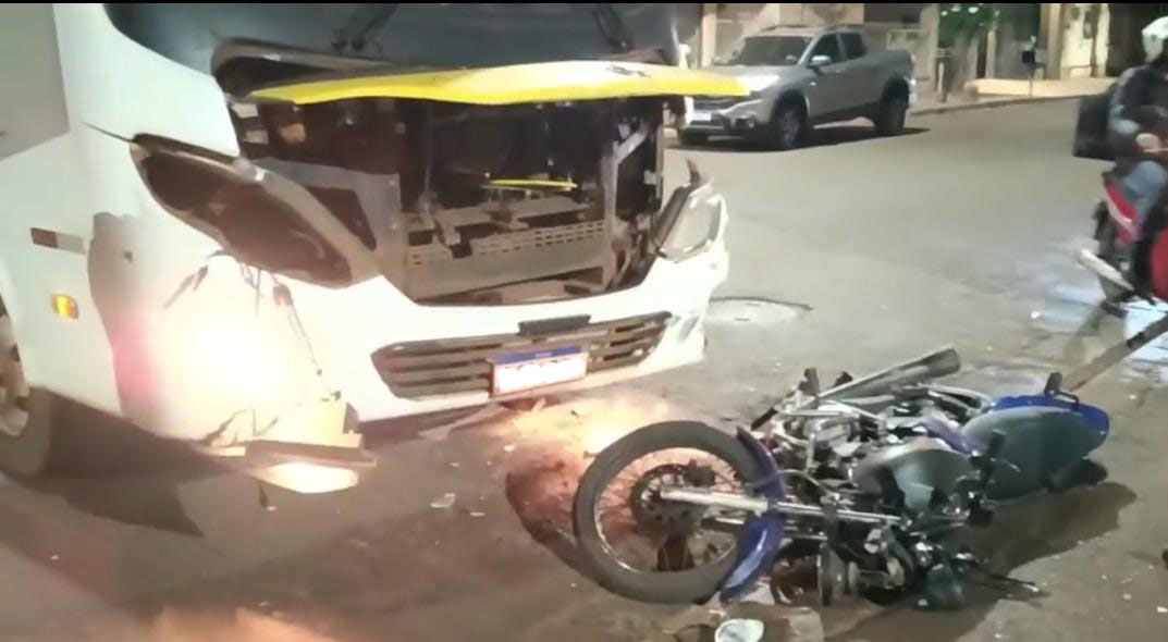 Motociclista fica gravemente ferido em acidente de trânsito