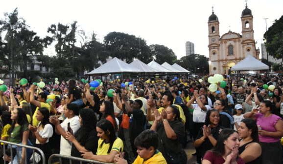 Marcha para Jesus teve também shows e louvor na praça Francisco Barreto (Foto: Nivaldo Júnior)