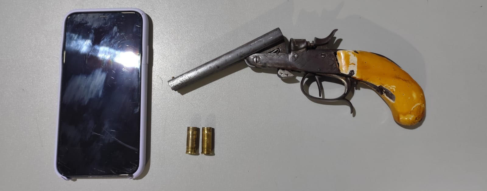 Auxiliar operacional é detido pela PM por disparo e porte ilegal arma de fogo