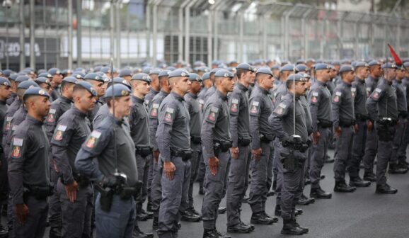 A Polícia Militar de São Paulo lançou concurso público com 2 mil vagas para aluno-soldado PM do Quadro de Praças, destinadas aos sexos masculino e feminino.