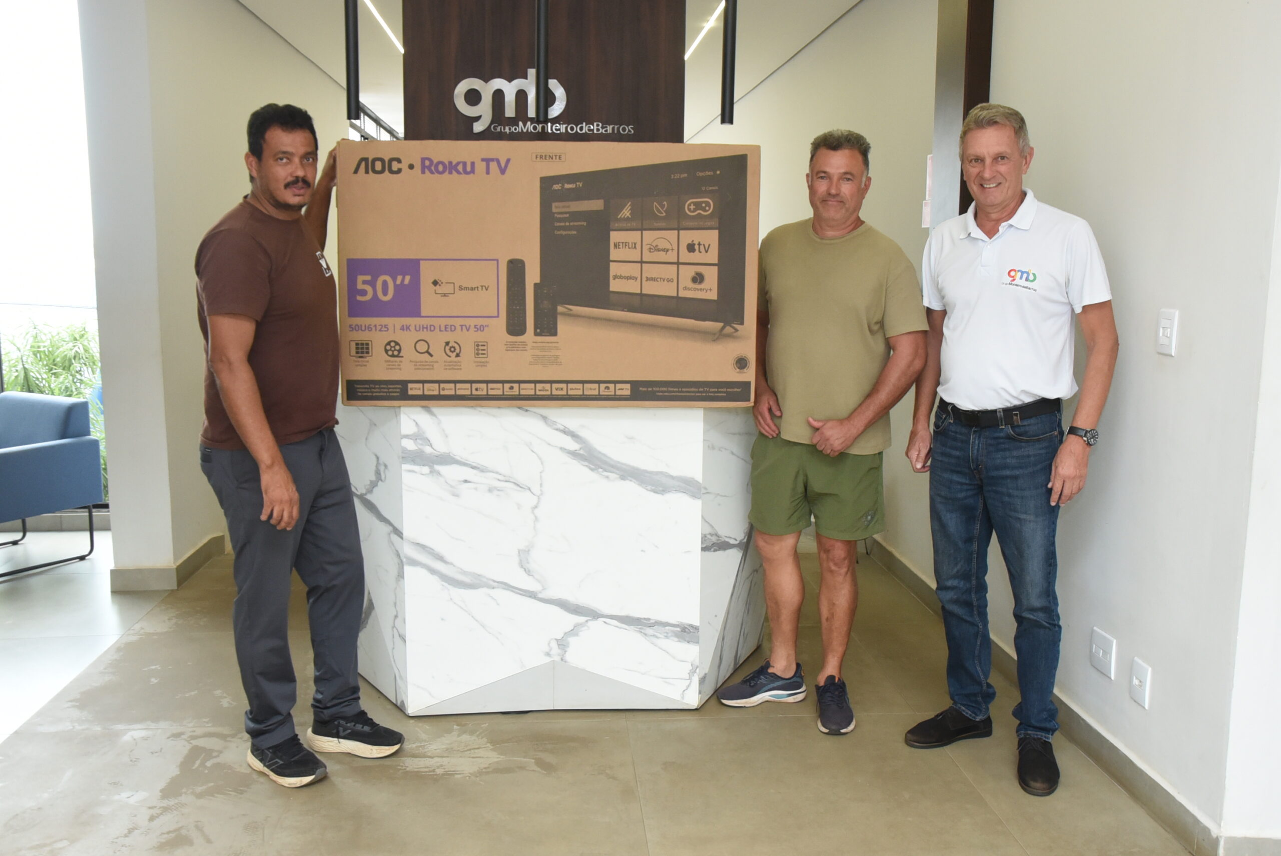 Grupo Monteiro de Barros entrega televisor do Circuito Premiado