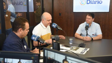 O governador de São Paulo, Tarcísio de Freitas, concedeu entrevista ao vivo na manhã de ontem, no Jornal da Manhã, na sede do Grupo Monteiro de Barros, aos jornalistas Luis Otávio Martins e Roberto José