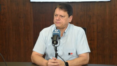 Durante a passagem da Caravana 3D por Barretos, o governador Tarcísio de Freitas (Republicanos) participou de entrevista ao vivo no Jornal da Manhã, na sede do Grupo Monteiro de Barros