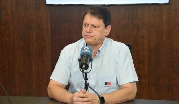 Durante a passagem da Caravana 3D por Barretos, o governador Tarcísio de Freitas (Republicanos) participou de entrevista ao vivo no Jornal da Manhã, na sede do Grupo Monteiro de Barros