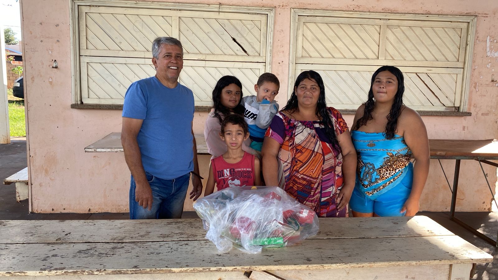 Associação do Barretos 2 doa cestas arrecadadas pelo Colégio Nomelini