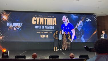 A técnica barretense Cynthia Almeida que comanda as equipes Sub-14 e Sub-15 da APAB Barretos/Unifeb recebeu na noite do último sábado (30), em São Paulo