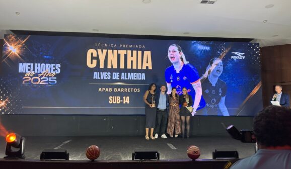A técnica barretense Cynthia Almeida que comanda as equipes Sub-14 e Sub-15 da APAB Barretos/Unifeb recebeu na noite do último sábado (30), em São Paulo