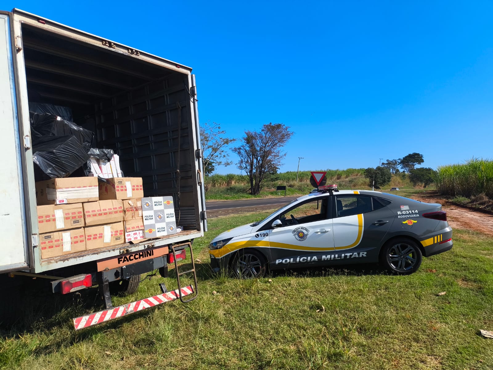 Polícia Rodoviária apreende caminhão e carga de cigarros contrabandeada 