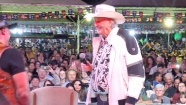 O show do cantor sertanejo Sérgio Reis e banda atraiu um grande público na terceira noite do Arraial da Alegria.