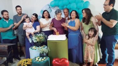A professora aposentada Nilza Flosi Gomes celebrou seus 90 anos