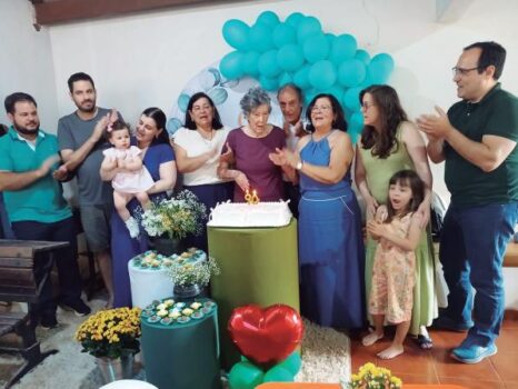 A professora aposentada Nilza Flosi Gomes celebrou seus 90 anos