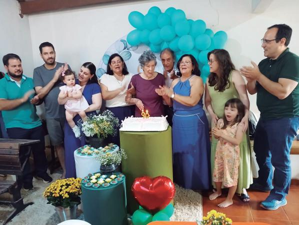 A professora aposentada Nilza Flosi Gomes celebrou seus 90 anos