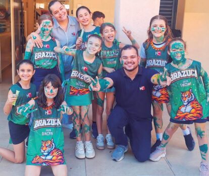 Gardênia posa ao lado de algumas alunas da querida turma do 4º ano A