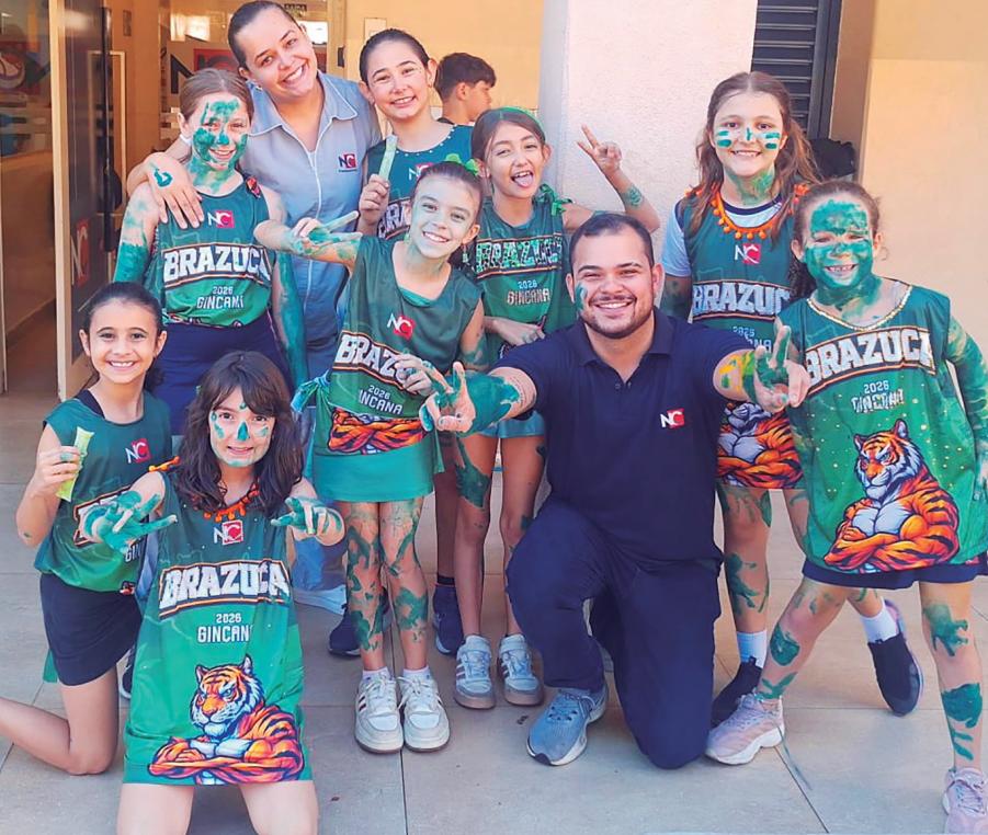 Gardênia posa ao lado de algumas alunas da querida turma do 4º ano A