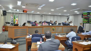 Vereadores durante a sessão realizada na noite de segunda-feira, dia 1º de junho (Foto: Comunicação Câmara) Câmara derruba tarifa do lixo com aprovação de decreto legislativo