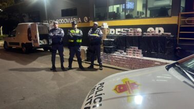 Polícia Rodoviária detém casal e apreende carga de cigarros contrabandeada (Foto: O Diário de Barretos) Polícia Rodoviária detém casal e apreende carga de cigarros contrabandeada (Foto: O Diário de Barretos)
