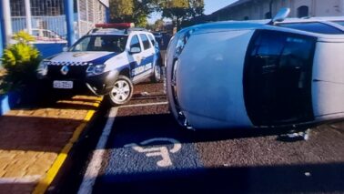 Condutor perde controle de veículo e colide contra viatura da GCM em Bebedouro (Foto: O Diário de Barretos)