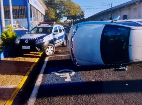 Condutor perde controle de veículo e colide contra viatura da GCM em Bebedouro (Foto: O Diário de Barretos)