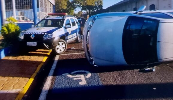 Condutor perde controle de veículo e colide contra viatura da GCM em Bebedouro (Foto: O Diário de Barretos)