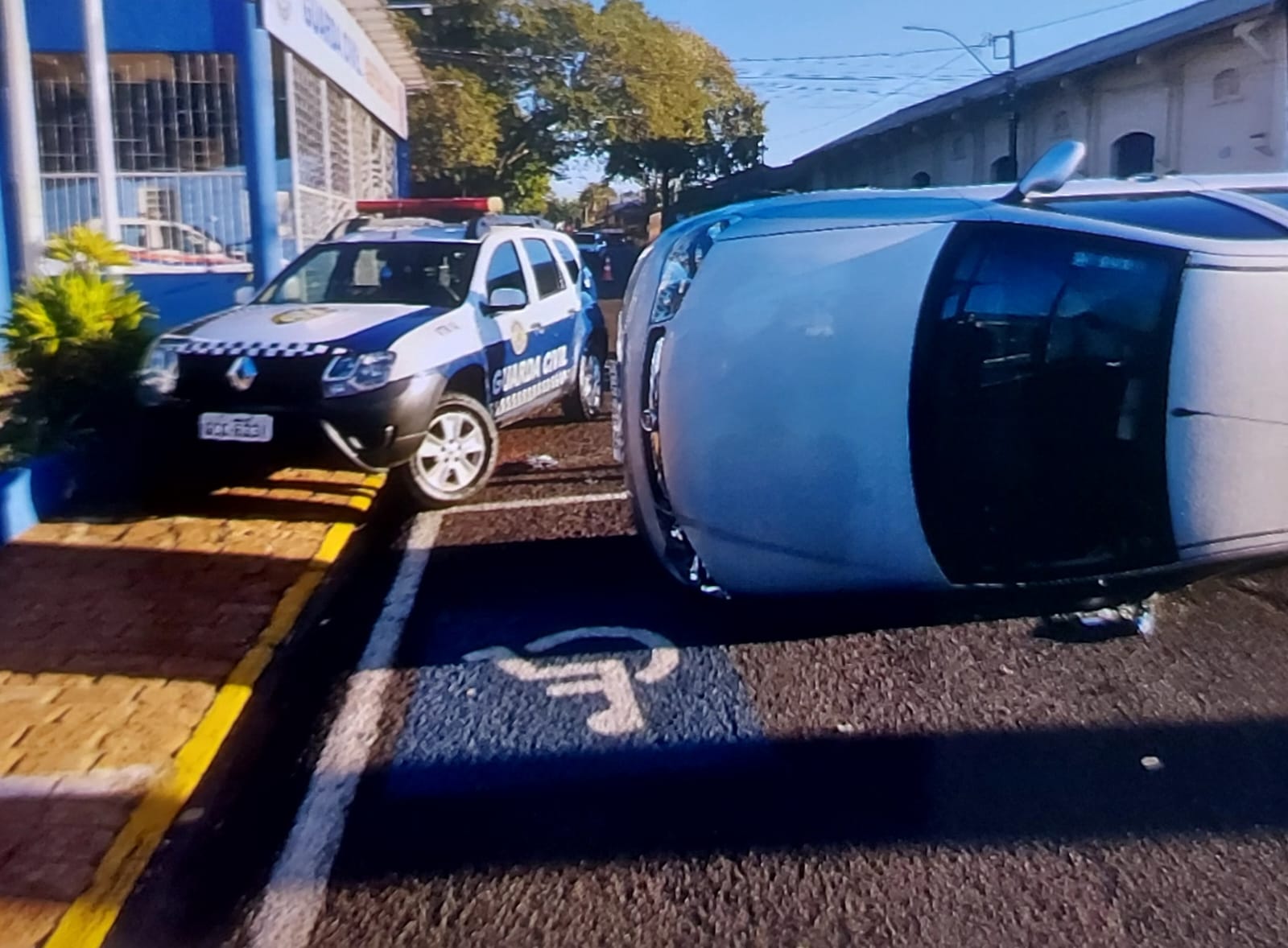 Condutor perde controle de veículo e colide contra viatura da GCM em Bebedouro