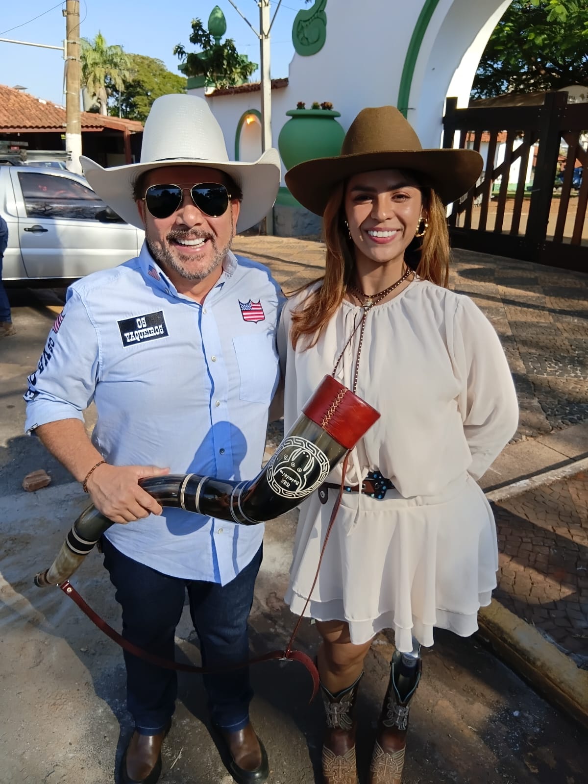O locutor Paulinho 1001 e a cantora Tattiana