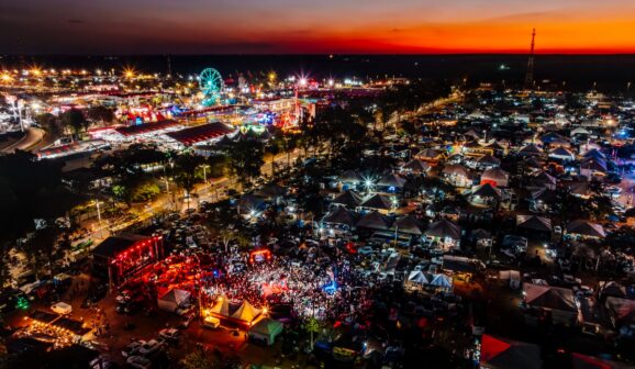 Com os ingressos Parque/Rodeio/Show esgotados para a sexta-feira, dia 28 de agosto, da 71ª Festa do Peão de Barretos, a organização iniciou nesta terça-feira (9) a venda do Ingresso Parque.