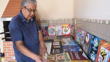 FUTEBOL: Diamantino coleciona álbuns e figurinhas das Copas Colecionador preserva a história das Copas em álbuns