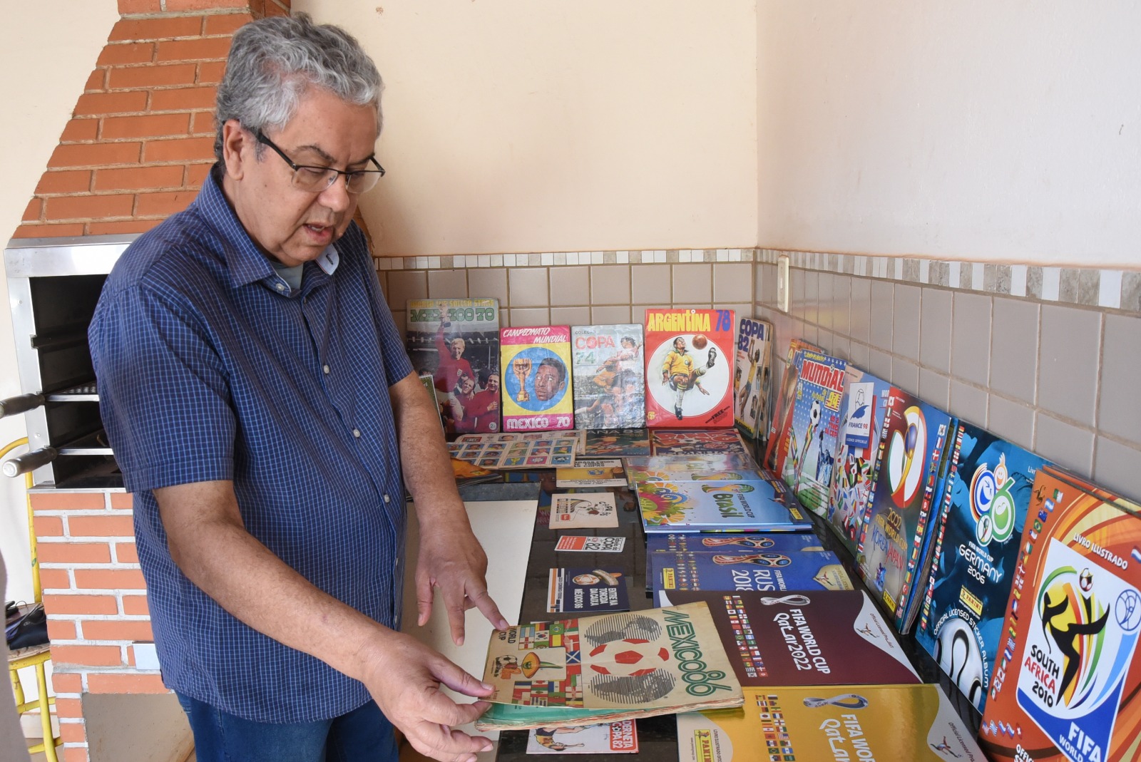 Colecionador preserva a história das Copas em álbuns