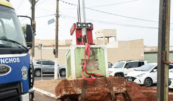 Monumento é transferido para novo local na Praça 9 de Julho