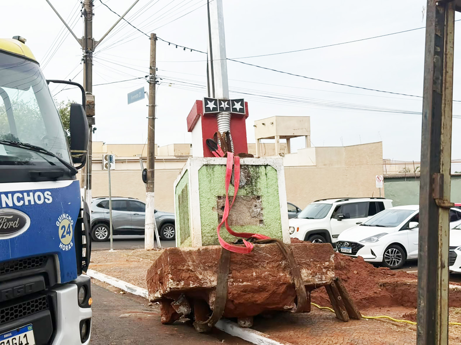 Monumento é transferido para novo local na Praça 9 de Julho
