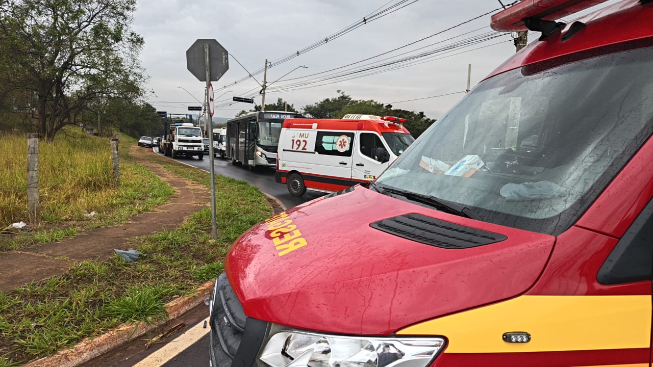 Equipes de resgate socorrem vítimas de queda de moto