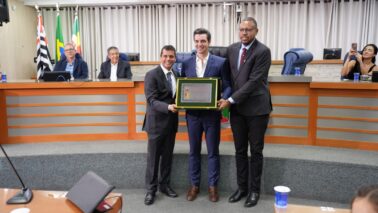 Empresário recebe título de cidadão barretense em solenidade na Câmara