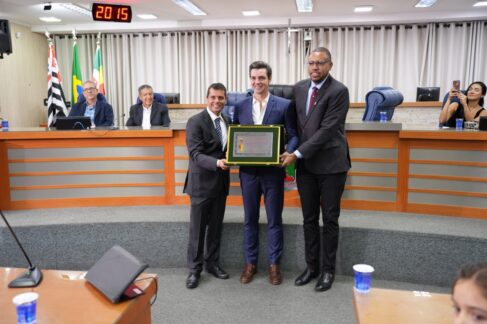 Empresário recebe título de cidadão barretense em solenidade na Câmara