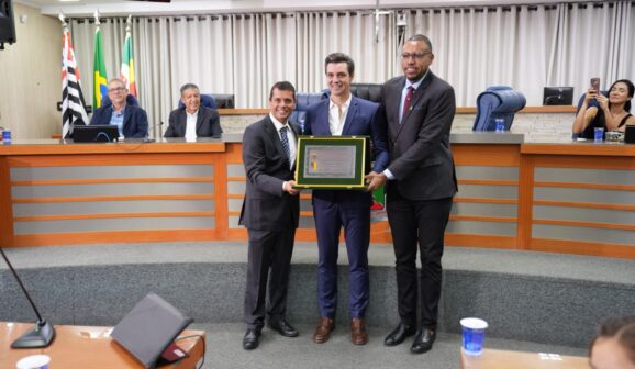 Empresário recebe título de cidadão barretense em solenidade na Câmara