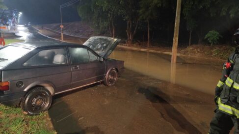 Incêndio causa danos em veículo na Região dos Lagos (Foto: O Diário de Barretos)