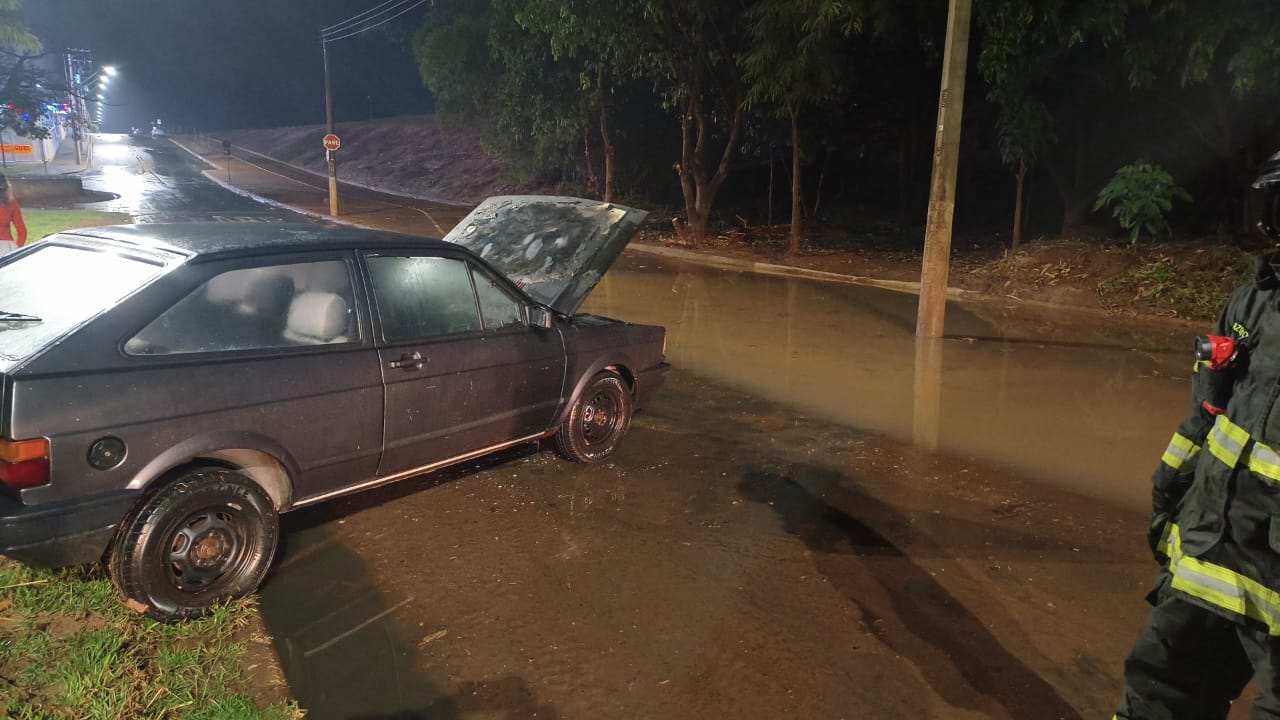 Incêndio causa danos em veículo na Região dos Lagos