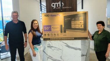 Cliente de loja de confecções recebe prêmio do GMB