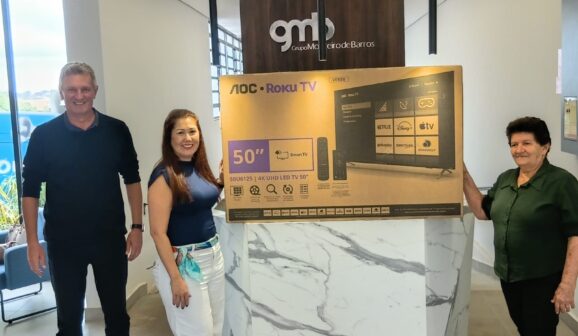 Cliente de loja de confecções recebe prêmio do GMB
