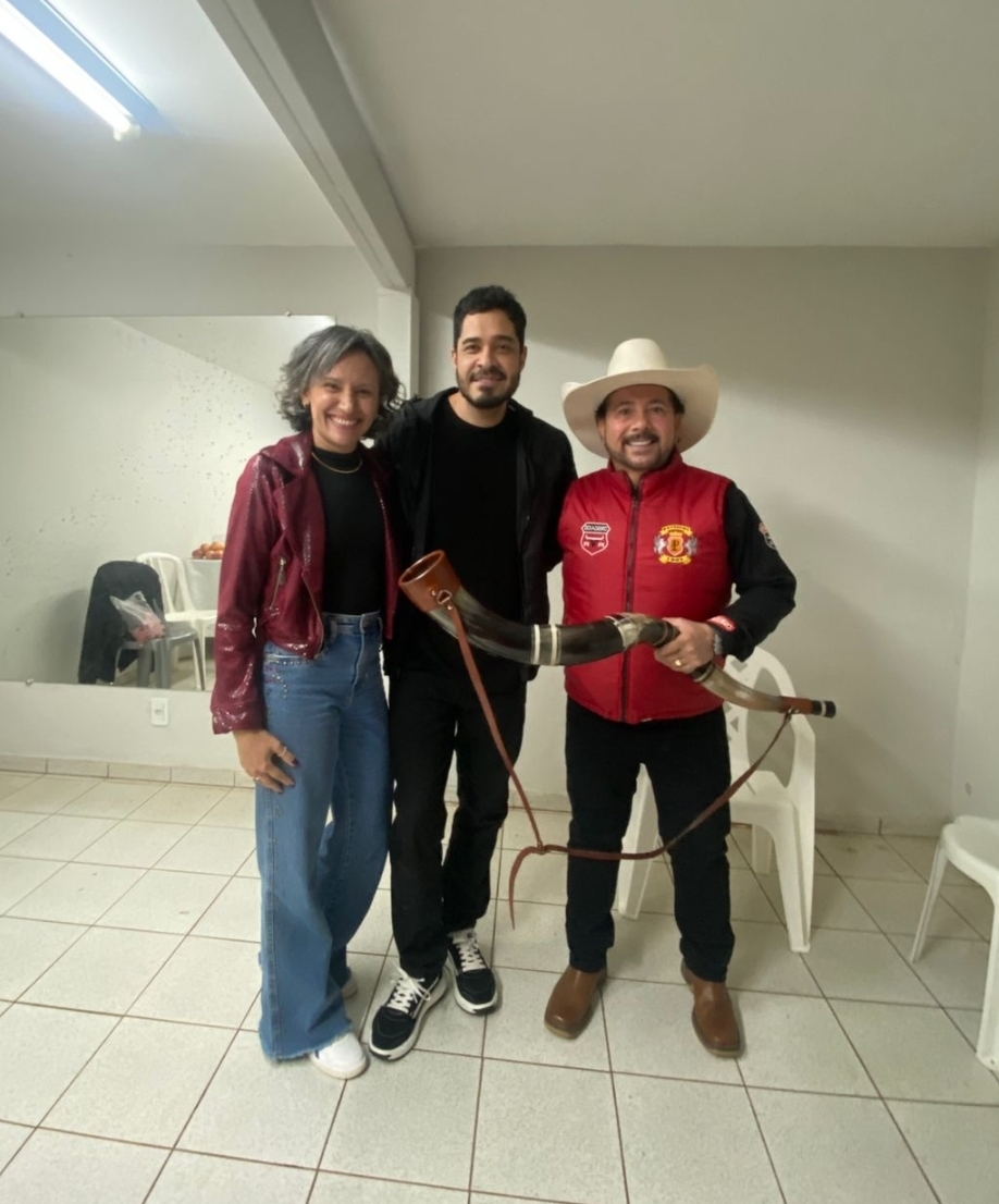 O locutor de rodeios, Paulinho 1001 e a esposa e professora, Ana Flávia Rodrigues