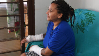 Mulher que caiu em córrego com a filha celebra recuperação